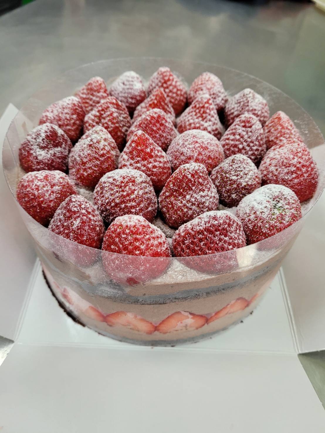 7吋圓形雙層進口草莓爆多巧克力蛋糕 